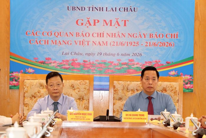Các đồng chí: Hà Quang Trung - Phó Bí thư Tỉnh ủy, Chủ tịch UBND tỉnh; Nguyễn Ngọc Vinh – Phó Bí Thư Tỉnh ủy, Chủ tịch Ủy ban MTTQ Việt Nam tỉnh đồng chủ trì buổi gặp mặt.