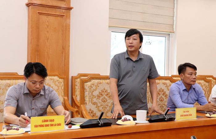 Đại diện Báo Nhân dân thường trú tại tỉnh phát biểu tại buổi gặp mặt.
