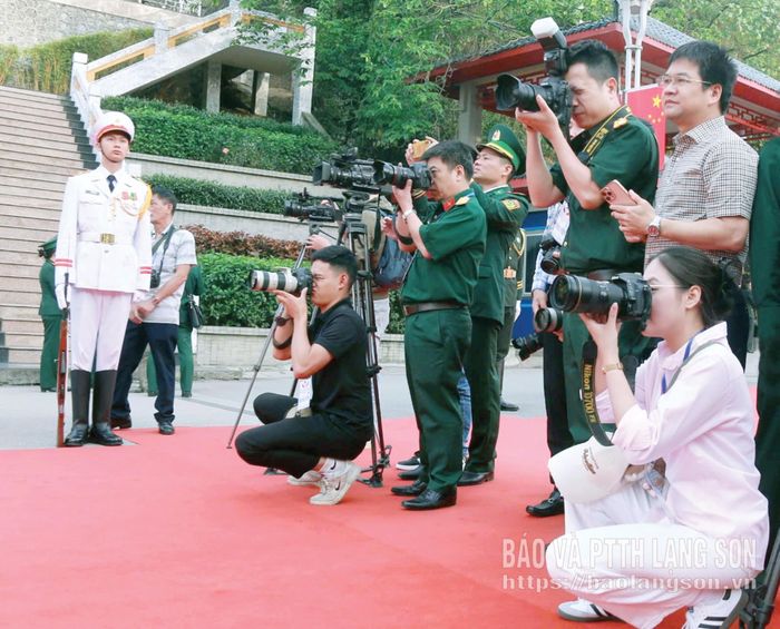 Các phóng viên tác nghiệp trong Chương trình giao lưu hữu nghị Quốc phòng biên giới Việt Nam - Trung Quốc lần thứ 9 năm 2025 tại tỉnh Lạng Sơn Ảnh: HOÀNG HUẤN