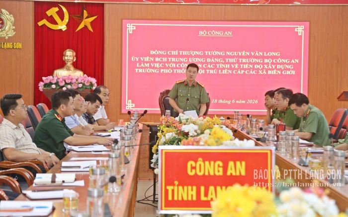Đồng chí Giám đốc Công an tỉnh Lạng Sơn phát biểu thảo luận tại hội nghị