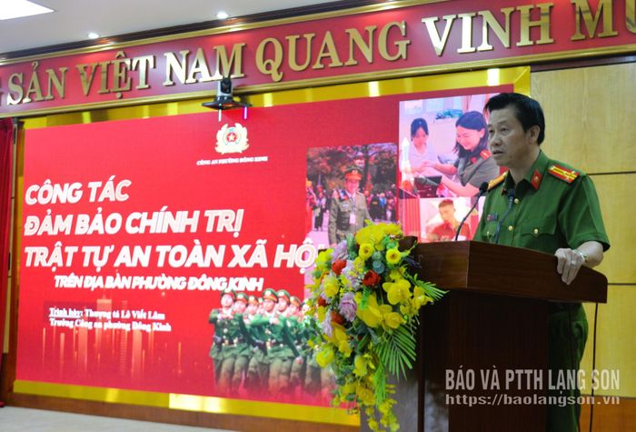 Lãnh đạo Công an phường Đông Kinh (báo cáo viên hội nghị) truyền đạt nội dung công tác đảm bảo chính trị trật tự an toàn xã hội trên địa bàn phường tại hội nghị