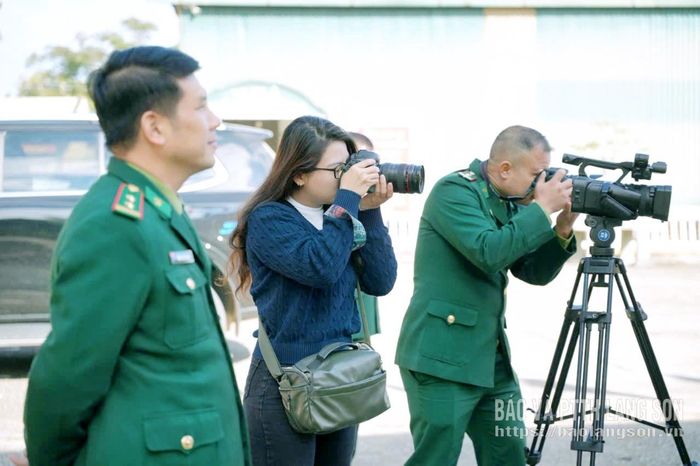 Phóng viên Báo và Phát thanh, Truyền hình Lạng Sơn tác nghiệp tại Đồn Biên phòng Na Hình
