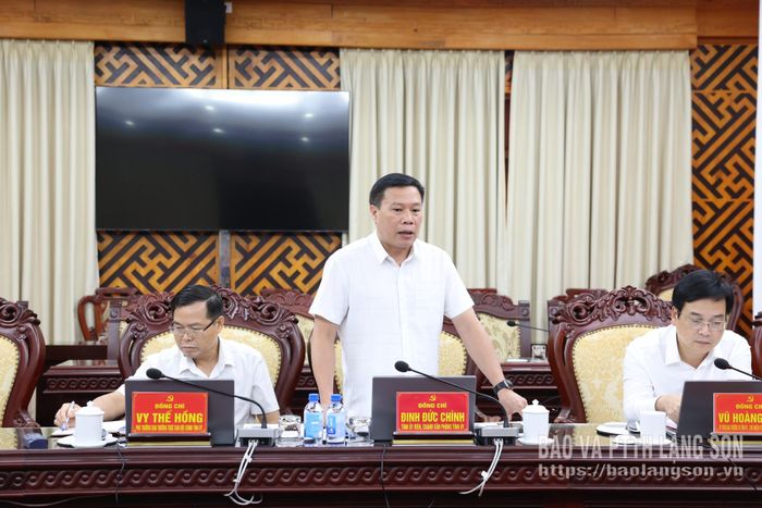 Đồng chí Chánh Văn phòng Tỉnh ủy báo cáo một số nội dung tại hội nghị