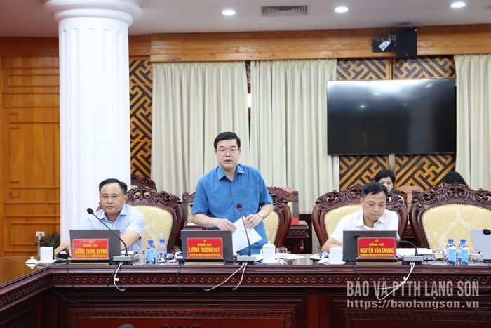 Đồng chí Phó Trưởng Ban Thường trực Ban Tổ chức Tỉnh ủy báo cáo một số nội dung tại hội nghị