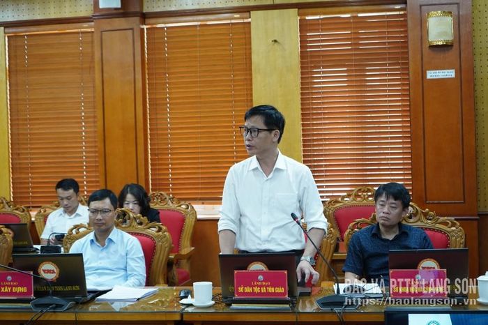 Đại diện lãnh đạo Sở Dân tộc và Tôn giáo phát biểu tại cuộc họp