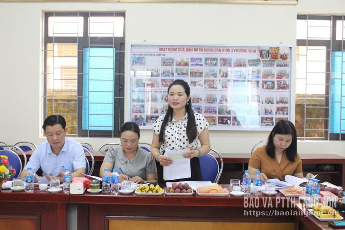 Lãnh đạo Ban Xây dựng Đảng Đảng ủy phường Đông Kinh phát biểu thảo luận tại buổi làm việc