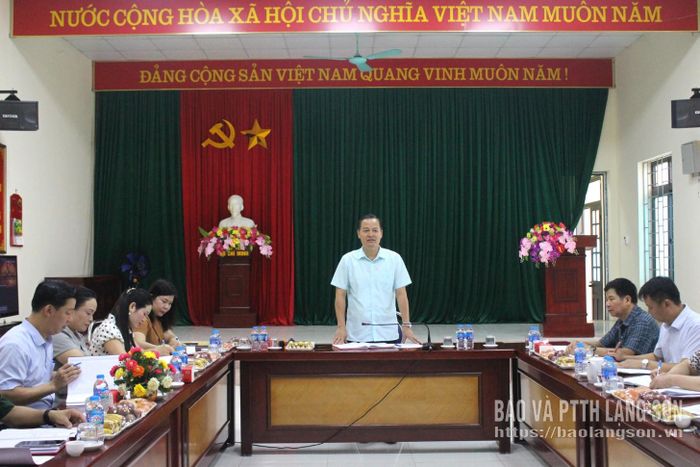 Đồng chí Phùng Quang Hội, Ủy viên Ban Thường vụ Tỉnh ủy, Bí thư Đảng ủy, Chủ tịch HĐND phường Đông Kinh phát biểu kết luận buổi làm việc