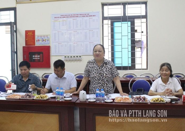 Đồng chí Bí thư Chi bộ khối 3 báo cáo kết quả hoạt động với đoàn công tác