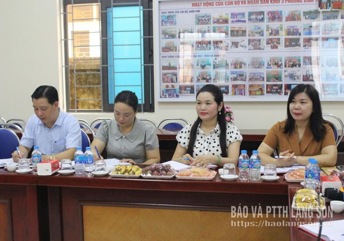 Thành viên đoàn công tác của phường Đông Kinh dự buổi làm việc