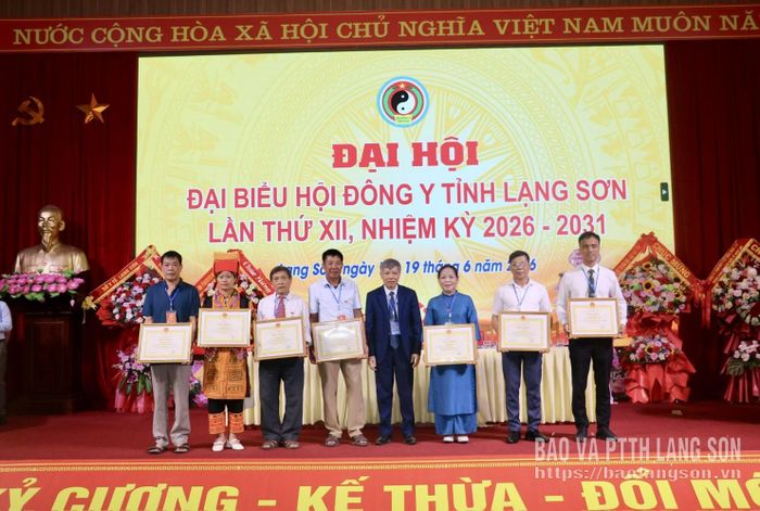 Lãnh đạo Trung ương Hội Đông y Việt Nam tặng bằng khen cho các cá nhân đã có thành tích xuất sắc trong xây dựng, củng cố và phát triển tổ chức Hội Đông y nhiệm kỳ 2020 - 2025