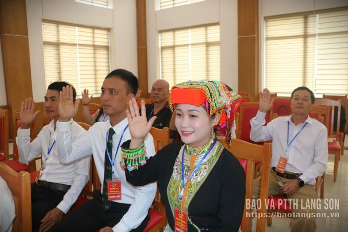 Các đại biểu biểu quyết bầu Ban Chấp hành Hội Đông y tỉnh nhiệm kỳ 2026 - 2031 (tại phiên trù bị)