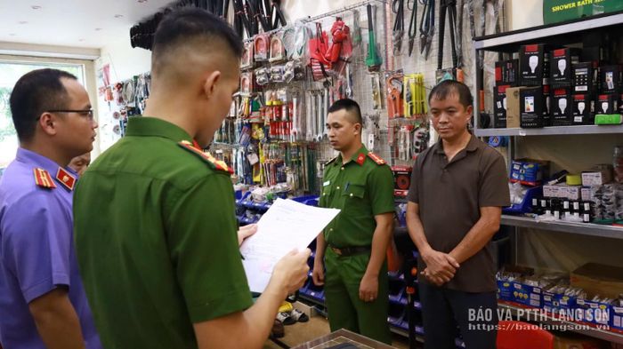 Cơ quan điều tra thi hành lệnh bắt bị can để tạm giam đối với đối tượng Lê Xuân Khang