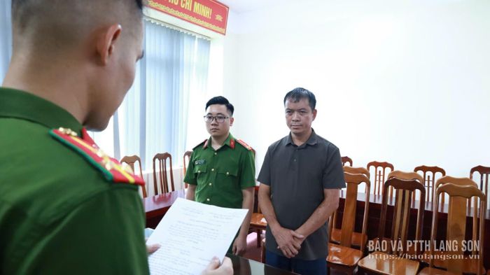Cơ quan Cảnh sát điều tra Công an tỉnh Lạng Sơn tống đạt Quyết định khởi tố bị can đối với Lê Xuân Khang
