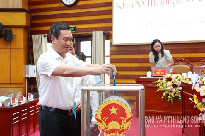Đồng chí Nguyễn Cảnh Toàn, Phó Bí thư Tỉnh ủy, Chủ tịch UBND tỉnh bỏ phiếu bầu bổ sung Ủy viên UBND tỉnh