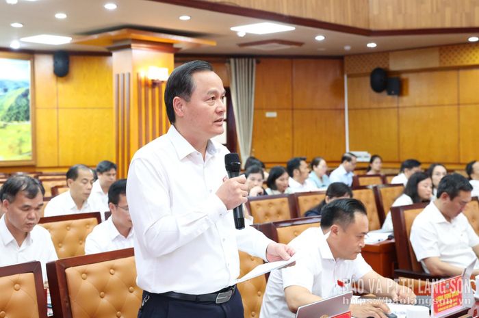Đồng chí Phùng Quang Hội, Ủy viên Ban Thường vụ Tỉnh ủy, Bí thư Đảng ủy phường Đông Kinh, đại biểu HĐND tỉnh phát biểu thảo luận tại kỳ họp