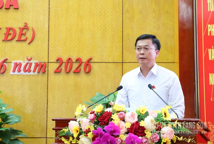 Đồng chí Đinh Hữu Học, Ủy viên Ban Thường vụ Tỉnh ủy, Phó Chủ tịch Thường trực UBND tỉnh phát biểu làm rõ một số nội dung tại kỳ họp