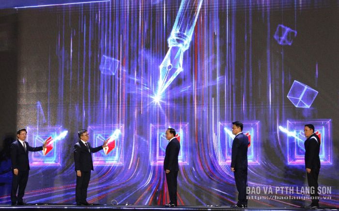 Các đại biểu bấm nút khai mạc Hội Báo toàn quốc 2026