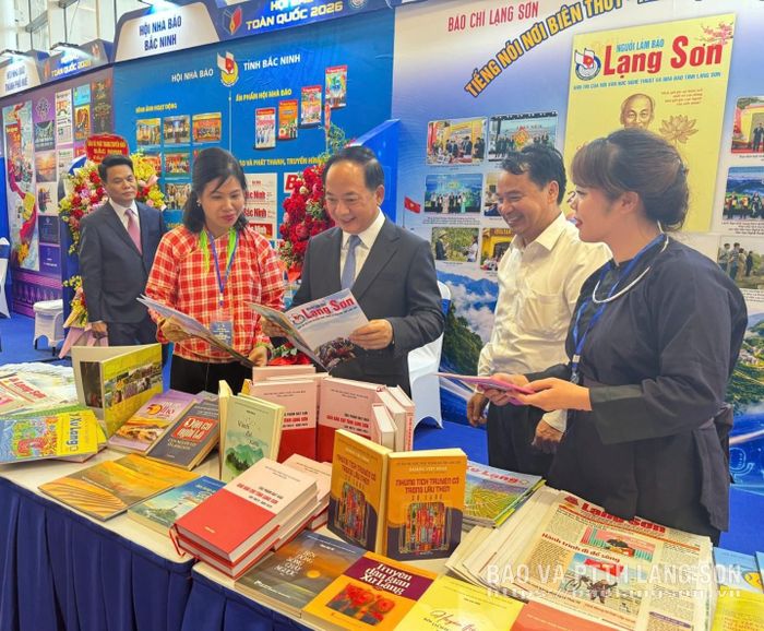 Đồng chí Trịnh Văn Quyết, Ủy viên Bộ Chính trị, Bí thư Trung ương Đảng, Trưởng Ban Tuyên giáo và Dân vận Trung ương tham quan gian trưng bày ấn phẩm báo chí tỉnh Lạng Sơn