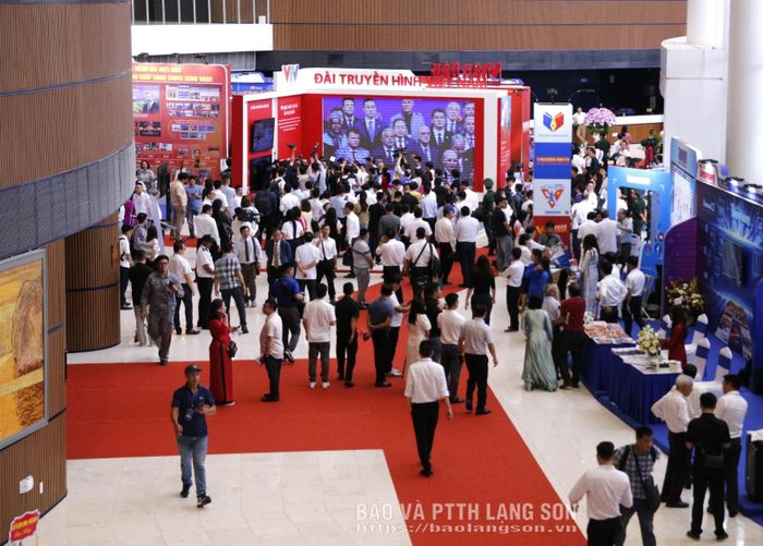 Quang cảnh khu trưng bày ấn phẩm báo chí tại Hội Báo toàn quốc 2026