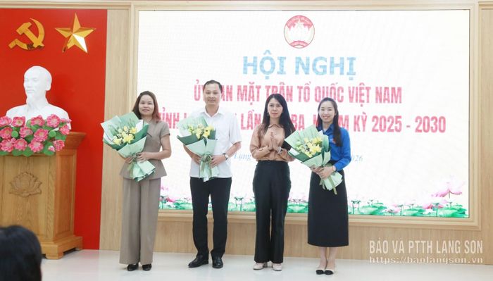 Đồng chí Đoàn Thu Hà tặng hoa các ủy viên Ủy ban MTTQ Việt Nam tỉnh khóa XVI nhiệm kỳ 2025 - 2030 được kiện toàn bổ sung tại hội nghị