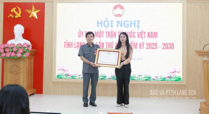 Thừa ủy quyền của Chủ tịch nước, đồng chí Đoàn Thu Hà, Phó Bí thư Tỉnh ủy, Trưởng Đoàn đại biểu Quốc hội tỉnh, Chủ tịch Ủy ban MTTQ Việt Nam tỉnh trao Huân chương Lao động hạng Ba cho ông Nông Dương Sơn, nguyên Phó Chủ tịch Ủy ban MTTQ Việt Nam tỉnh