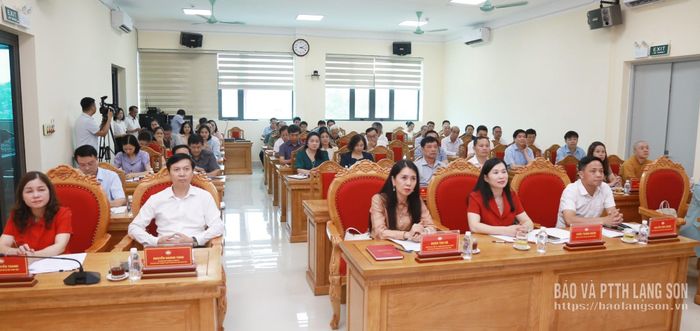 Các đại biểu theo dõi phóng sự báo cáo kết quả công tác mặt trận 6 tháng đầu năm 2026