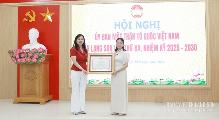 Đồng chí Trần Thanh Nhàn, Phó Chủ tịch UBND tỉnh trao bằng khen của Thủ tướng Chính phủ cho bà Vi Thị Thảo, nguyên Chánh Văn phòng Ủy ban MTTQ Việt Nam tỉnh