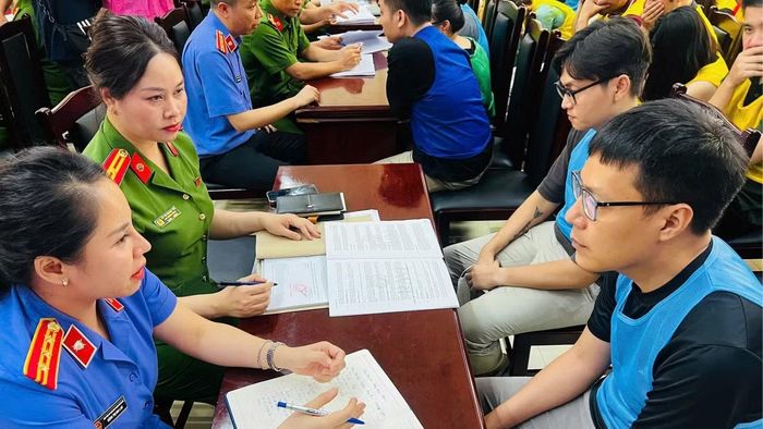 Các đối tượng liên quan tới vụ án tại cơ quan điều tra.