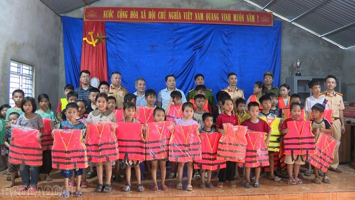  Những chiếc áo phao được trao tặng nhằm hỗ trợ học sinh nâng cao khả năng tự bảo vệ khi tham gia giao thông đường thủy hoặc sinh hoạt gần sông, hồ. 