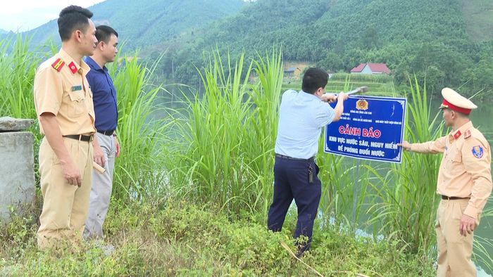 Biển cảnh báo được cắm tại các vị trí dễ tiếp cận, giúp người dân nhận biết khu vực nước sâu, nguy hiểm để chủ động phòng tránh.