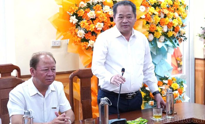 Đồng chí Lý Bình Minh - Ủy viên Ban Chấp hành Đảng bộ tỉnh, Phó Chủ tịch HĐND tỉnh phát biểu chúc mừng.