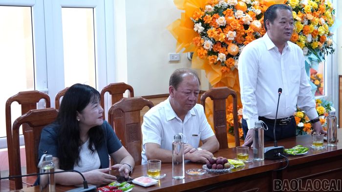 Các đồng chí Thường trực HĐND tỉnh và lãnh đạo Đoàn đại biểu Quốc hội tỉnh đến thăm, chúc mừng Báo và Phát thanh, Truyền hình Lào Cai.