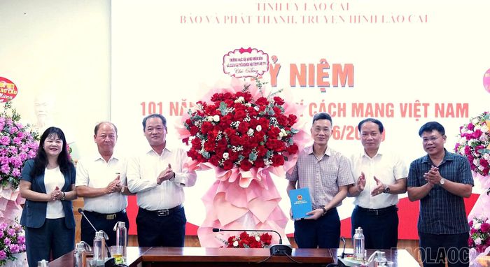 Thường trực HĐND tỉnh và lãnh đạo Đoàn đại biểu Quốc hội tỉnh tặng hoa chúc mừng Báo và Phát thanh, Truyền hình Lào Cai.