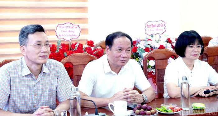 Đại diện Báo và Phát thanh, Truyền hình Lào Cai cảm ơn các cơ quan, đơn vị, địa phương đã đến tặng hoa, chúc mừng.