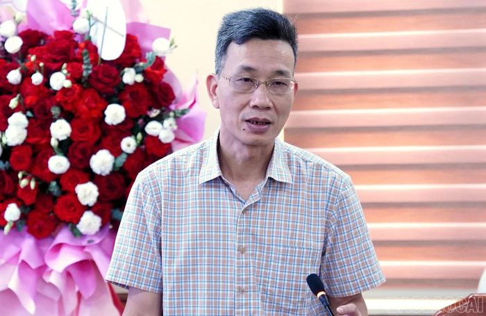 Đồng chí Lê Trường Giang - Bí thư Đảng ủy, Giám đốc Báo và Phát thanh, Truyền hình Lào Cai cảm ơn Thường trực HĐND tỉnh, lãnh đạo Đoàn đại biểu Quốc hội tỉnh, các đồng chí trong đoàn công tác đã đến tặng hoa, chúc mừng.