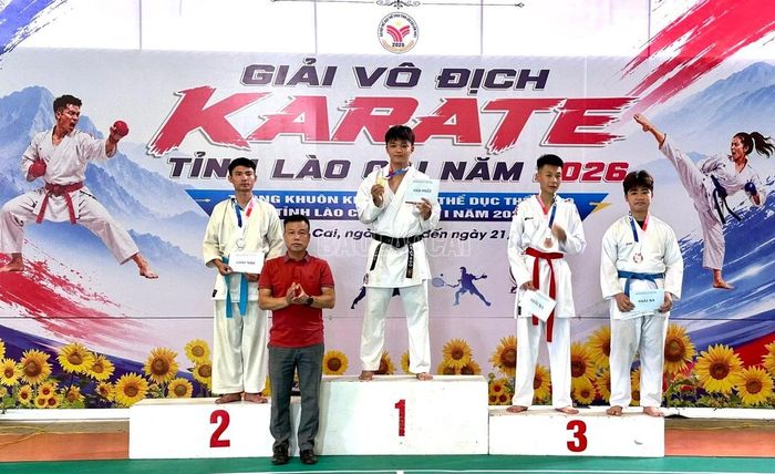 Ban tổ chức trao giải cho các nội dung thi đấu.