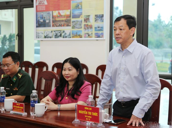 Đồng chí Nguyễn Tri Thức - Thứ trưởng Bộ Y tế phát biểu, động viên cán bộ, chiến sĩ Đồn Biên phòng Nậm Chảy.