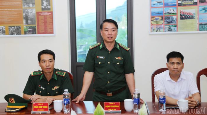 Thượng tá Đặng Văn Dũng, Chính trị viên Đồn Biên phòng Nậm Chảy báo cáo kết quả thực hiện nhiệm vụ chính trị của đơn vị.