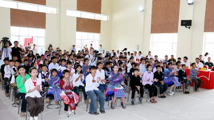 Đông đảo người dân, trẻ em xã Mường Khương tham dự chương trình.