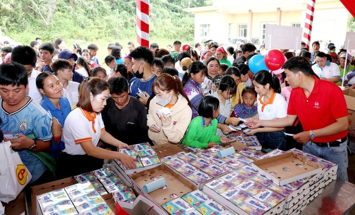 "Phiên chợ 0 đồng" thu hút đông đảo người dân, trẻ em xã vùng cao Mường Khương tham gia.