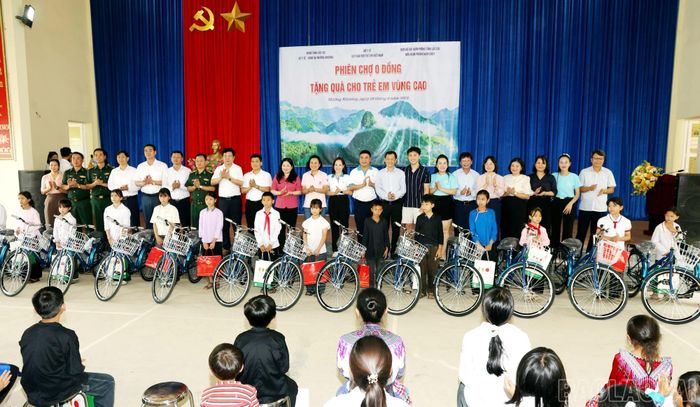 Các đồng chí lãnh đạo cùng các nhà hảo tâm tặng quà, học bổng và xe đạp cho học sinh có hoàn cảnh khó khăn.