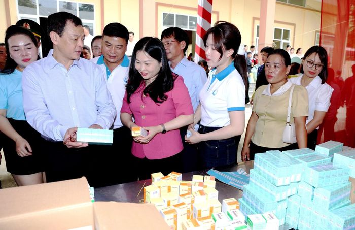 Các đại biểu thăm các gian hàng trong "Phiên chợ 0 đồng" và gian trưng bày các sản phẩm nông sản của địa phương.