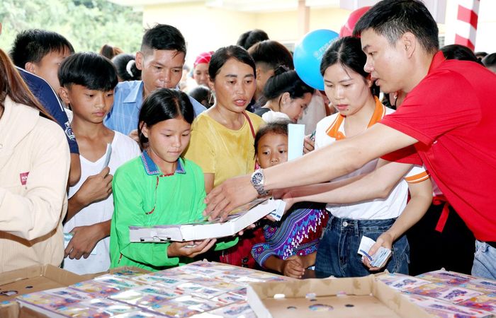 Nhiều mặt hàng thiết yếu phục vụ sinh hoạt, học tập đã được trao tận tay cho trẻ em có hoàn cảnh khó khăn xã Mường Khương.