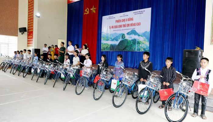 Tặng xe đạp cho học sinh có hoàn cảnh khó khăn.