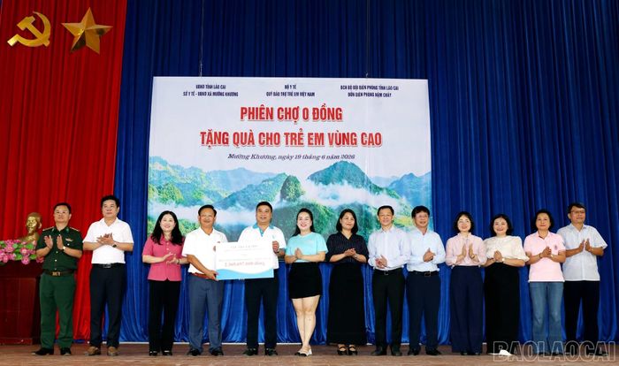 Thứ trưởng Bộ Y tế Nguyễn Tri Thức, Phó Chủ tịch UBND tỉnh Vũ Thị Hiền Hạnh và các đơn vị tài trợ, nhà hảo tâm trao số tiền gần 2,4 tỷ đồng hỗ trợ xã Mường Khương tổ chức các hoạt động an sinh xã hội, chăm lo cho trẻ em.