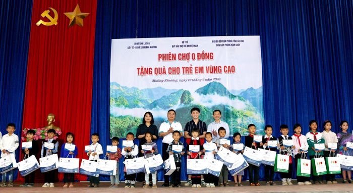 Thứ trưởng Bộ Y tế Nguyễn Tri Thức và các nhà hảo tâm trao quà, học bổng cho các em học sinh.