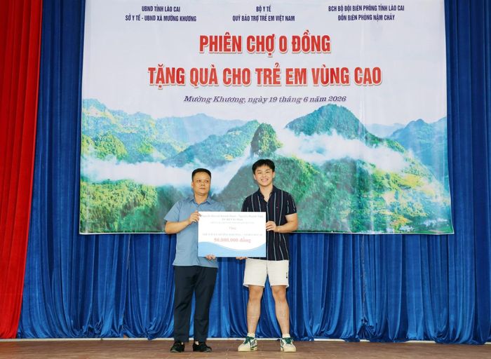 Nhà tài trợ Nguyễn Huỳnh Nghị (thành phố Hồ Chí Minh) tặng 50 triệu đồng hỗ trợ xã Mường Khương tổ chức các hoạt động an sinh xã hội dành cho trẻ em trên địa bàn.
