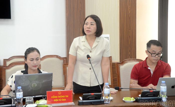 Đại diện phóng viên các cơ quan báo chí trao đổi, đặt câu hỏi tại buổi họp báo.