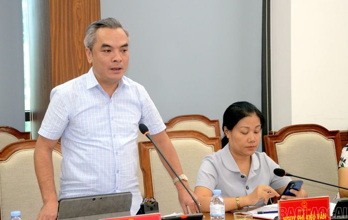 Lãnh đạo các ban của HĐND tỉnh trao đổi, làm rõ các nội dung liên quan đến công tác chuẩn bị kỳ họp.