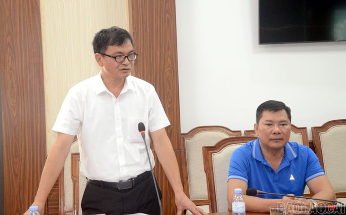 Lãnh đạo Báo và Phát thanh, Truyền hình tỉnh tham gia ý kiến tại buổi họp báo.
